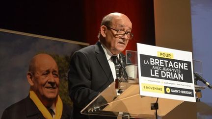 &nbsp; (Jean-Yves Le Drian en campagne en Bretagne avant les attentats © MAXPPP)