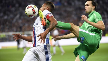 Ole Selnaes à la lutte avec Corentin Tolisso (PHILIPPE DESMAZES / AFP)