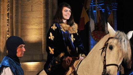 Pauline Finet, &agrave; cheval, incarne Jeanne d'Arc &agrave; Orl&eacute;ans, le 6 janvier 2012. (ALAIN JOCARD / AFP)