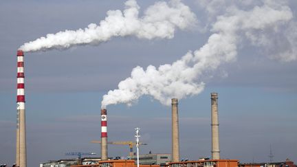 Des cheminées d'une centrale au charbon à Jilin, en Chine, le 28 octobre 2015. (DING DONG / IMAGINECHINA / AFP)