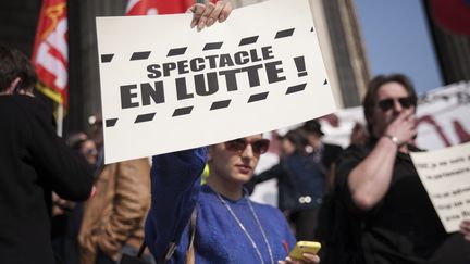 Un manifestant tient une pancarte, le 13 mars 2014, lors d'un rassemblement d'intermittents du spectacle, &agrave; Paris. (CITIZENSIDE/VALENTINA CAMOZZA / AFP)