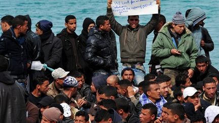 Migrants dans le port de l'île de Lampedusa au sud de l'Italie (29 mars 2010) (AFP/ALBERTO PIZZOLI)