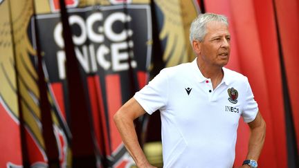 Le nouvel entraîneur de l'OGC Nice, Lucien Favre, lors du match de pré-saison contre le Torino, le 30 juillet 2022. (SYLVAIN THOMAS / AFP)