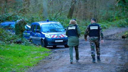 La&nbsp;juge d'instruction et des témoins se rendent sur les lieux de la mort d'Elisa Pilarski, dans la forêt de Retz (Aisne), le 12 février 2020. (MAXPPP)