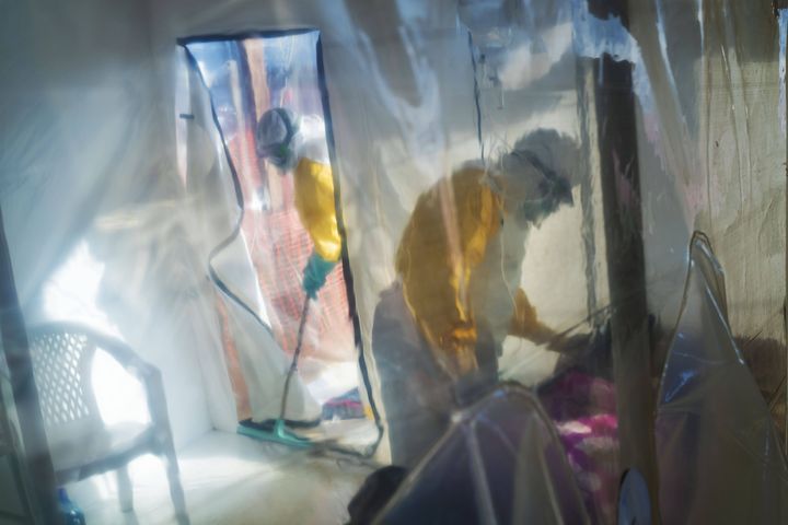 Des acteurs de santé, munis de combinaisons de protection, s'occupent d'une personne atteinte d'Ebola, placée dans un cube d'isolation à Beni (nord-est de la RDC) le 13 juillet 2019. (JEROME DELAY/AP/SIPA / SIPA)