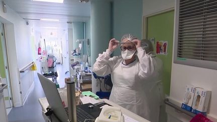 Les lits de réanimation commencent à manquer dans certains hôpitaux, et les médecins n'hésitent plus à dire leur colère face à des patients non-vaccinés, qui occupent jusqu'à 90% de soins intensifs. (CAPTURE D'ÉCRAN FRANCE 2)