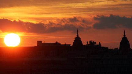 Le Soleil se lève sur Nice (Alpes-Maritimes), le 8 octobre 2009.&nbsp; (SERGE HAOUZI / MAXPPP)