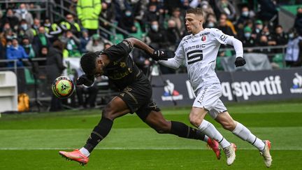 Arnaud Nordin et Adrien Truffert au duel lors de la 17e journée de Ligue 1 entre Saint-Etienne et Rennes, dimanche 5 décembre 2021. (OLIVIER CHASSIGNOLE / AFP)