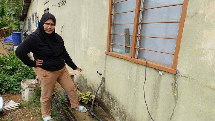 À Langkawi en Malaisie, Norasmina s'organise pour faire face aux problèmes d'eau. (FRANCE INFO / Juliette Pietraszewski)