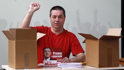 J-38 Un partisan de Jean-Luc M&eacute;lenchon, le candidat du Front de Gauche pr&eacute;pare des tracts au QG de campagne des Lilas (Seine-Saint-Denis), le 29 mars 2012. (JACKY NAEGELEN / REUTERS)