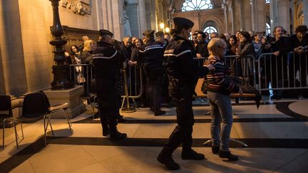 Les gendarmes fouillent les personnes qui assistent au proc&eacute;s des deux hommes accus&eacute;s d'avoir renvers&eacute; et tu&eacute; Lee Zeitouni, au&nbsp;tribunal correctionnel de Paris, le 27 novembre 2014. (MAXPPP)