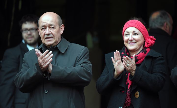 Le ministre de la D&eacute;fense, Jean-Yves Le Drian,&nbsp;en compagnie de son &eacute;pouse, soutient le FC Lorient lors de son d&eacute;placement &agrave; Rennes, le 26 avril 2014. (DAMIEN MEYER / AFP)