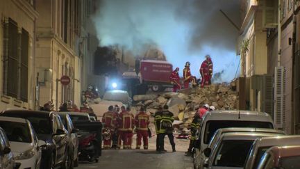 Des équipes de secours tentent d'accéder sur le lieux de l'effondrement d'un immeuble, à Marseille, le 9 avril 2023. (FRANCE 2)