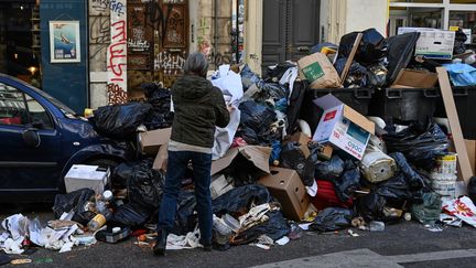 Un amoncellement de déchets dans une rue de Marseille (Bouches-du-Rhône) le 28 janvier 2022. (CHRISTOPHE SIMON / AFP)