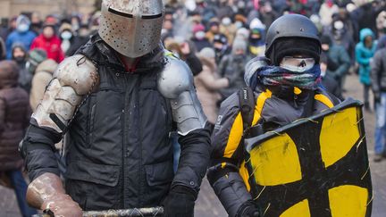 Des manifestants utilisent des protections m&eacute;di&eacute;vales pour se prot&eacute;ger lors d'affrontements avec la police &agrave; Kiev (Ukraine), le 20 janvier 2014. (EVGENY FELDMAN / AP / SIPA)