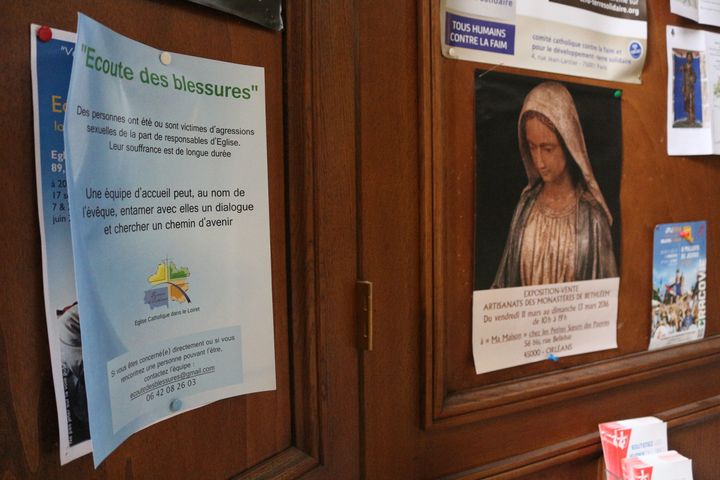 Une affichette signalant l'existence d'une&nbsp;cellule d'écoute des victimes de prêtres pédophiles dans le diocèse d'Orléans, placardée dans la cathédrale, le 23 mars 2016. (BENOIT ZAGDOUN / FRANCETV INFO)