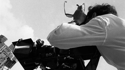 1er janvier 1963. Le réalisateur français Jean-Luc Godard pendant le tournage du film "Le Mépris", en Italie.&nbsp; (JEAN-LOUIS SWINERS / GAMMA-RAPHO VIA GETTY IMAGES)