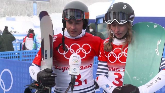 Chloé Trespeuch et Merlin Surget sont déçus de leur prestation en quart de finale de snowboard cross par équipes mixtes. En plus de ne pas avoir couru avec le bon fart, les Français se sont englués dans la neige collante d'un tracé qui demande beaucoup de vitesse de glisse.