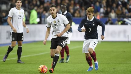 Le 13 novembre 2015, Antoine Grizmann est sur la pelouse du Stade de France alors que Paris est frappé par une série d'attentats. Une soirée marquée par l'inquiétude, puisque sa soeur est présente au Bataclan ce soir-là.&nbsp; (JEAN MARIE HERVIO / DPPI MEDIA / AFP)