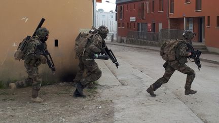 Soldats à l'exercice à Jeoffrécourt, un&nbsp;ville reconsituée dans le&nbsp;camp militaire de Sissonne (Aisne).&nbsp; (FRANCK COGNARD / RADIO FRANCE)