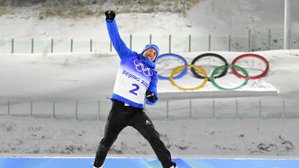 Quentin Fillon Maillet sur le podium de la poursuite des Jeux olympiques de Pékin, le 13 février 2022. (TOBIAS SCHWARZ / AFP)