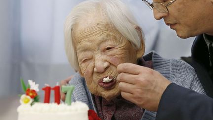 La Japonaise Misao Okawa, doyenne de l'humanit&eacute;, &agrave; l'occasion de son 117e anniversaire, le 5 mars 2015, &agrave; Osaka.&nbsp; (KYODO / REUTERS)