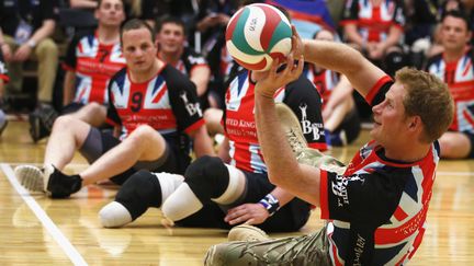 MAI 2013 - Toujours engagé auprès des vétérans, sur cette photo, le prince Harry joue avec des militaires britanniques avant l’ouverture des Warriors Games, à Colorado Springs, dans l’Etat américain du Colorado. Les Warriors Games sont une compétition pluridisciplinaire pour les militaires ou des vétérans qui ont été blessés ou sont malades. (RICK WILKING / REUTERS)