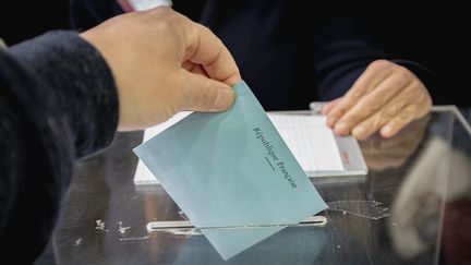 Un électeur français dans un bureau de vote de Montréal (Canada), samedi 25 mai 2019. (DAVID HIMBERT / HANS LUCAS / AFP)