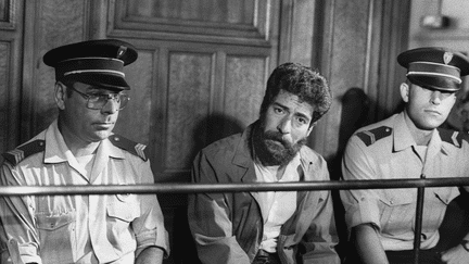 Georges Ibrahim Abdallah, militant de la cause palestinienne, lors de son procès au tribunal de Lyon, le 3 juillet 1986. (AFP PHOTO)