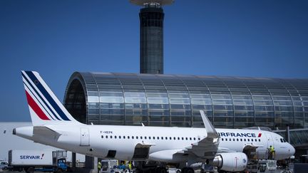 Un avion Air France sur le tarmac de l'aéroport Roissy–Charles de Gaulle, le 6 août 2018. (JOEL SAGET / AFP)