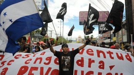 Des pro-Zelaya manifestent en décembre 2009 lors de l'anniversaire de lancement d'une radio censurée. (ORLANDO SIERRA / AFP)