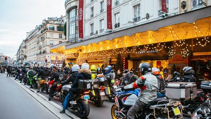 Des motards manifestent contre le stationnement payant des deux-roues, le 6 décembre 2020 à Paris. (MATHIEU MENARD / HANS LUCAS / AFP)