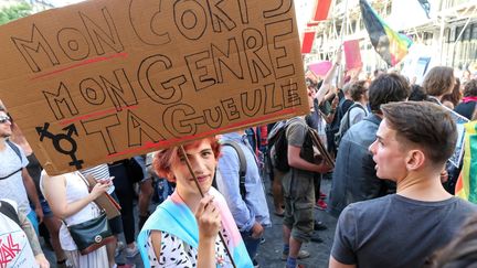 Plusieurs centaines de manifestants participent, vendredi 23 juin 2017, à la troisième "Pride de nuit" parisienne, à la veille de la Marche des fiertés LGBT jugée trop consensuelle et pas assez "revendicative". (MICHEL STOUPAK / NURPHOTO)