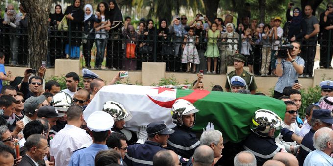 L&#039;hommage des Algérois à Warda (19/05/2012)
 (AFP / Farouk Batiche)