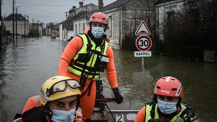 Des membres de la Sécurité civile à Saintes, en Charente-Maritime, lors d'inondations en février 2021. (PHILIPPE LOPEZ / AFP)