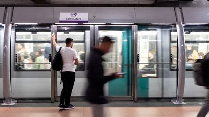 Des voyageurs attendent le métro à Paris, lors de la grève de la RATP, le 13 septembre 2019.&nbsp; (SAMUEL BOIVIN / NURPHOTO / AFP)