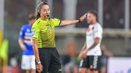 L'arbitre italienne Maria Sole Ferrieri Caputi au sifflet lors d'un match de coupe entre la Sampdoria et Reggina, le 5 août 2022. (DANILO VIGO / NURPHOTO)