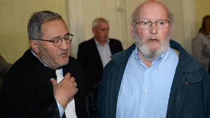 Le fondateur de la société PIP et son avocat Yves Haddad, au tribunal d'Aix-en-Provence (Bouches-du-Rhône), le 2 mai 2016. (BORIS HORVAT / AFP)