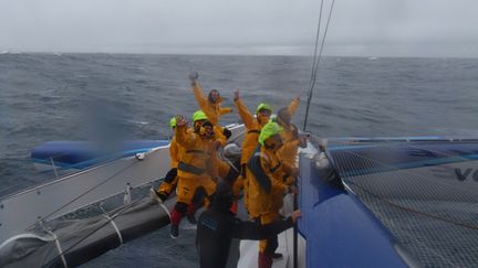 L'équipage de Banque Populaire V au moment du passage au large des iles Kerguelen