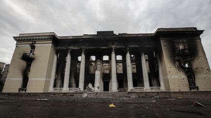 Un immeuble détruit dans&nbsp;la ville de l'oblast de Louhansk , en Ukraine, le 15 juin 2022. (METIN AKTAS / ANADOLU AGENCY / AFP)