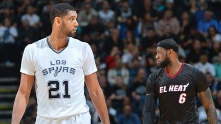 Le joueur des Spurs Tim Duncan devant la star du Heat, LeBron James