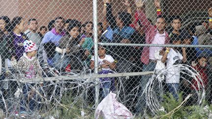 Des migrants attendent une distribution de nourriture dans un centre d'El Paso au Texas, le 27 mars 2019. (CEDAR ATTANASIO/AP/SIPA / AP)