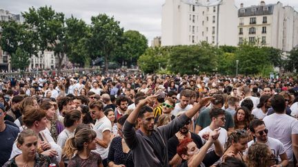 Des fêtards dansent au Jardin Villemin, dans le 10e arrondissement de Paris, le 21 juin. (ABDULMONAM EASSA / AFP)