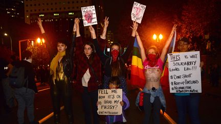 Des femmes protestent contre l'élection de Trump le vendredi 11 novembre dans l'Oregon, à Portland.&nbsp; (ANKUR DHOLAKIA / AFP)