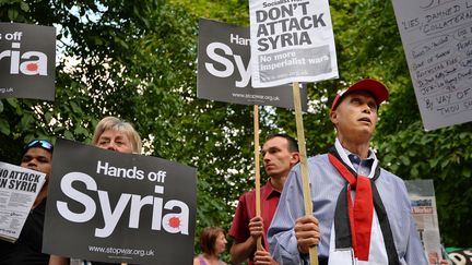 Manifestation contre l'intervention militaire en Syrie, le 3 septembre 2013, devant l'ambassade des Etats-Unis &agrave; Londres (Grande-Bretagne). (BEN STANSALL / AFP)