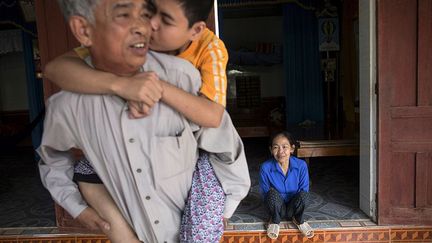 dans des zones fortement contaminées par l'agent orange. Sur les quinze enfants qu’il a eus après la guerre, tous sont nés handicapés et douze sont morts peu de temps après de maladies en rapport avec le défoliant.  (REUTERS/Damir Sagolj )