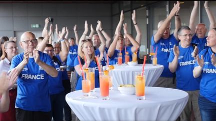 Les supporters de l'équipe de France de basket féminine, dimanche 18 juin à Prague. (FFBB)