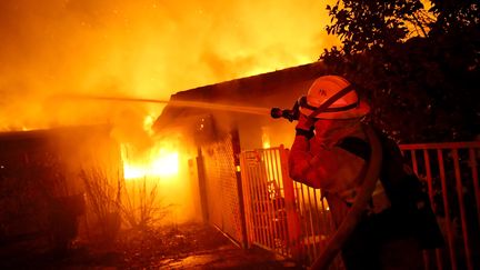 Mais le travail des secours est rendu particulièrement difficile par les conditions sur place, le feu étant loin d'être circonscrit. (JUSTIN SULLIVAN / GETTY IMAGES NORTH AMERICA / AFP)