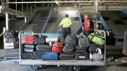 &nbsp; (arrivée de bagages dans un aéroport © Maxppp)