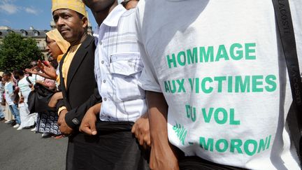 Des&nbsp;participants de la marche en mémoire des 152 victimes du crash de la Yemenia Airways, rassemblés à Paris le 5 juillet 2009. (BORIS HORVAT / AFP)